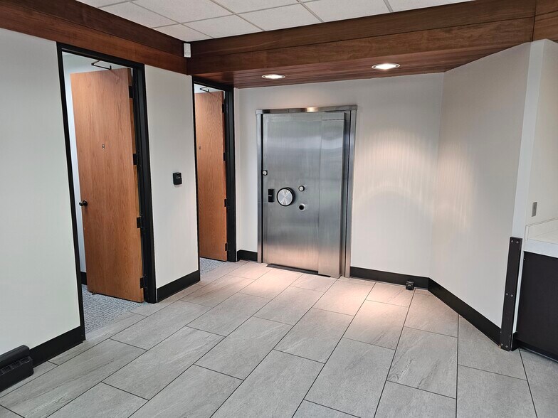 More Photos Of 1093 Appleton Rd, Menasha Office For Lease