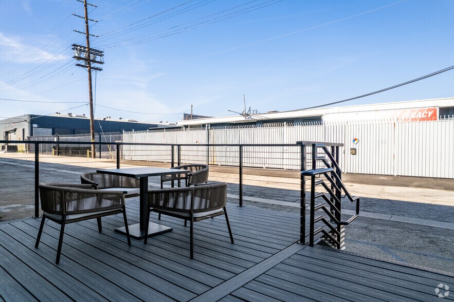 More Photos Of 3040 E 12th St, Los Angeles Warehouse For Lease
