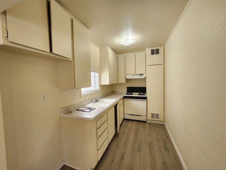 More Photos Of 526-534 W 47th St, Los Angeles Apartments For Sale