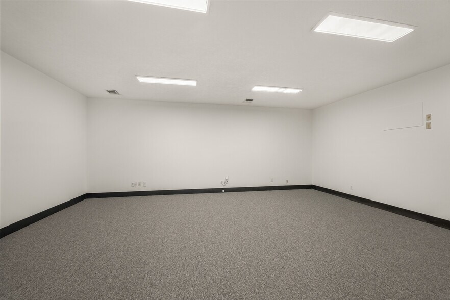 More Photos Of 4229 Bellaire Blvd, Houston Warehouse For Lease
