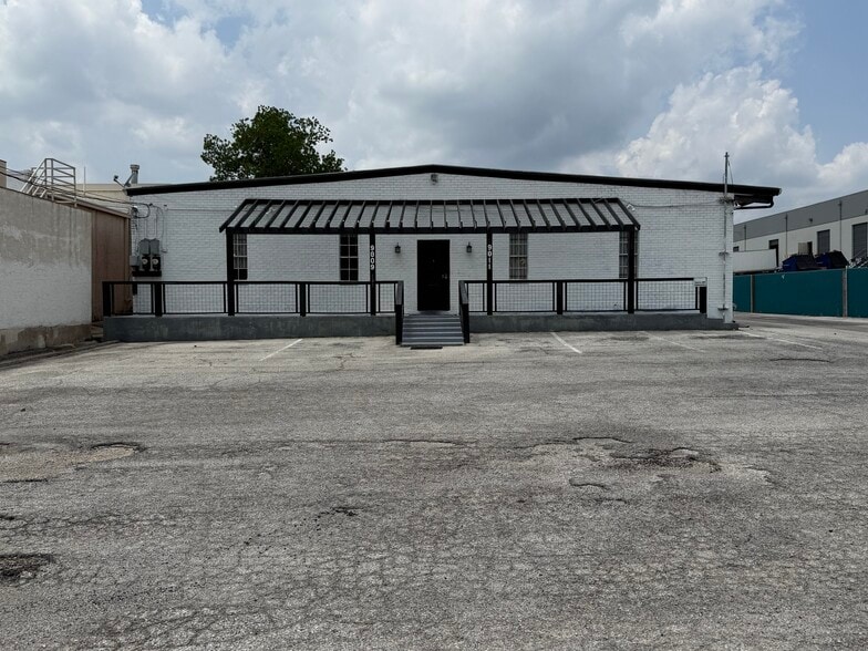 Primary Photo Of 9809 McCullough Ave, San Antonio Warehouse For Lease