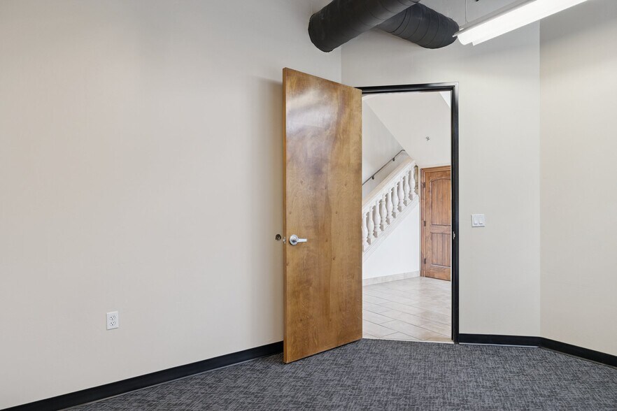 More Photos Of 9096 E Bahia Dr, Scottsdale Showroom For Lease