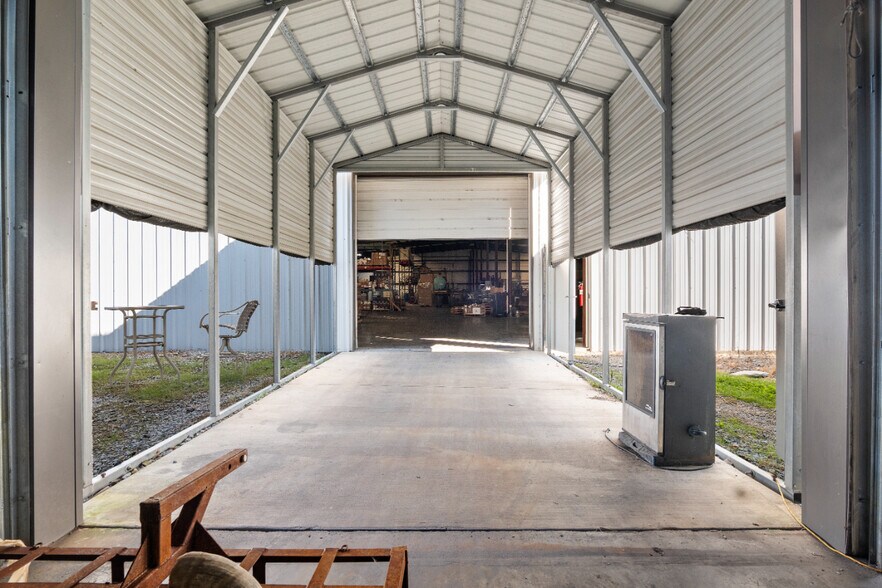 More Photos Of 2078 Ford Ave, Springdale Warehouse For Lease