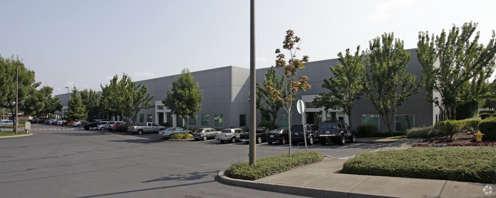 More Photos Of 19801-19899 SW 95th Ave, Tualatin Warehouse For Lease