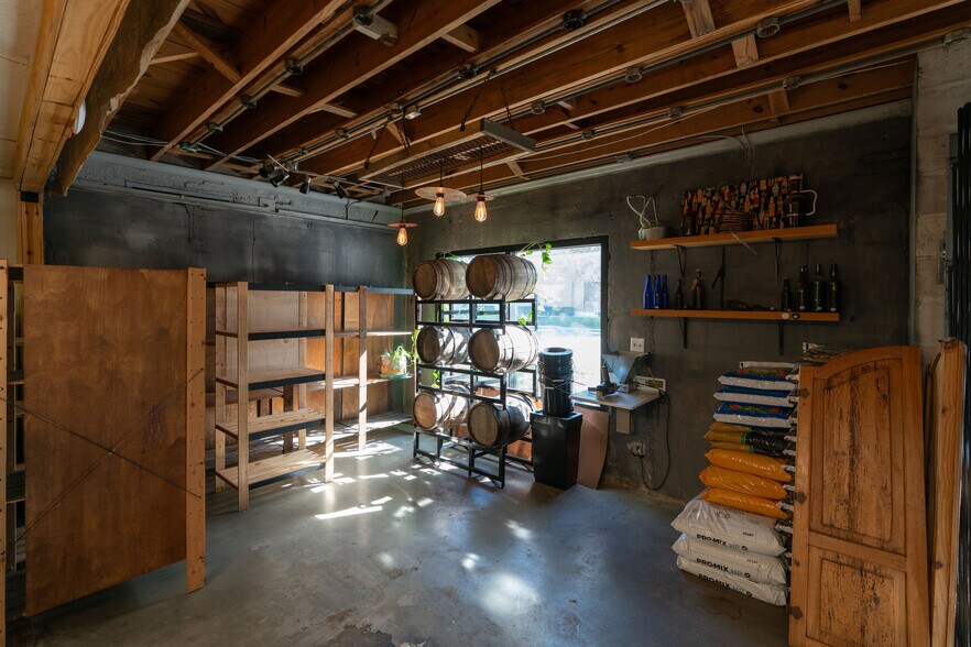 More Photos Of 1745 1st Ave S, Saint Petersburg Bar For Sale