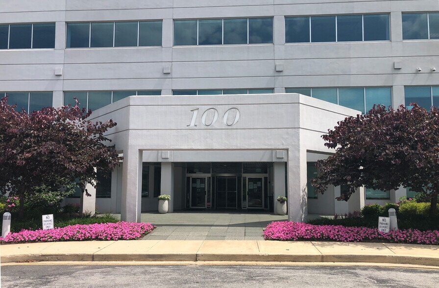 More Photos Of 100 Commerce Dr, Newark Office For Lease