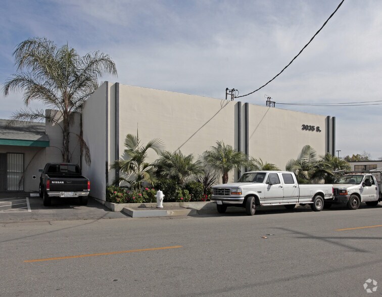 More Photos Of 3035 Halladay St, Santa Ana Warehouse For Lease