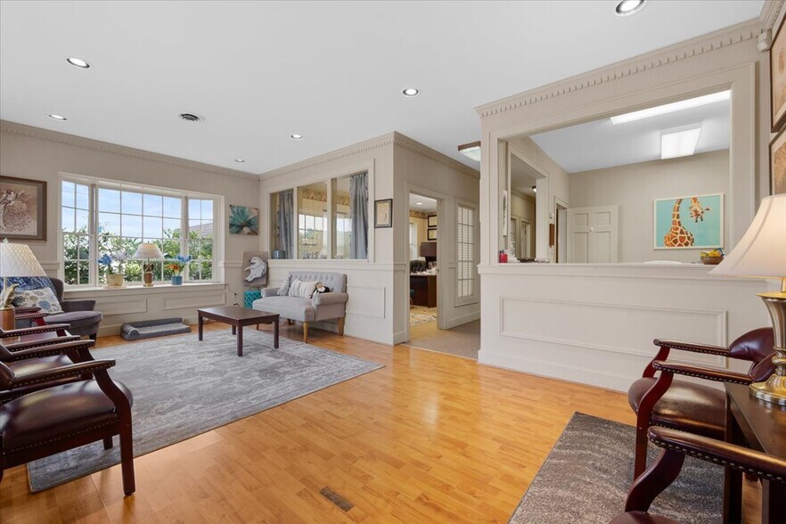 More Photos Of 121 NW Russell Rd, Abingdon Office For Sale