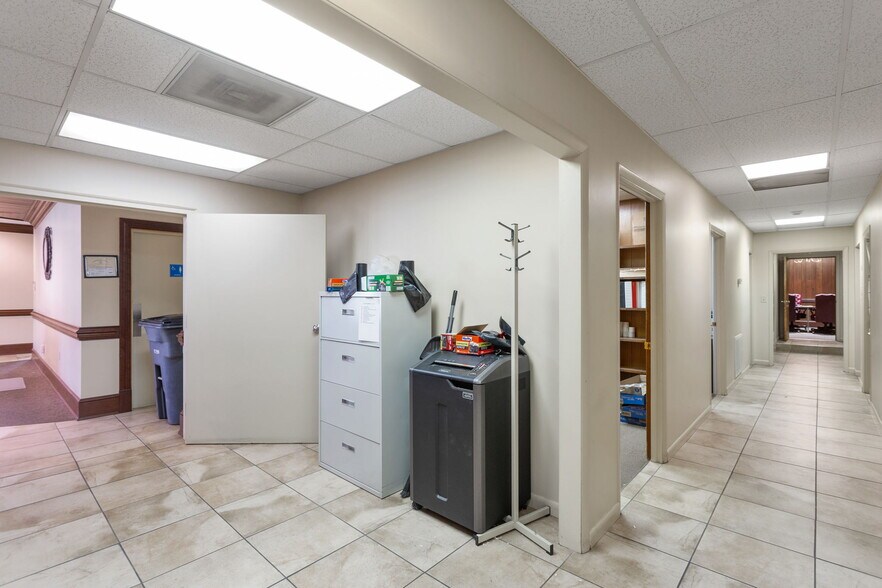 More Photos Of 710 4th St, Shenandoah Warehouse For Sale