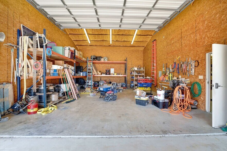 More Photos Of 389 Interstate 35 S, Devine Unknown For Lease