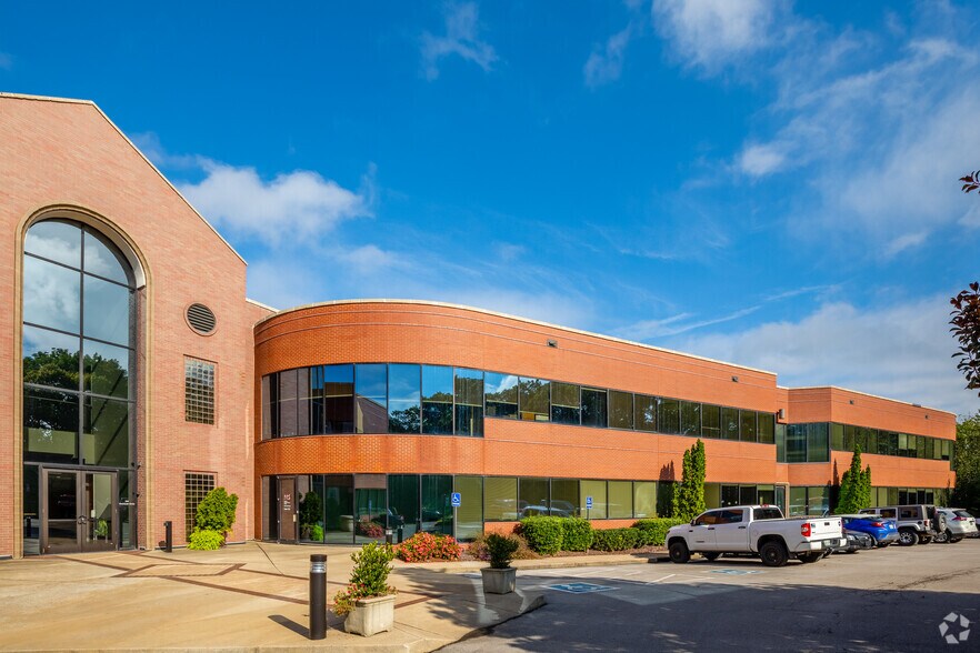 More Photos Of 214 Overlook Cir, Brentwood Office For Sale