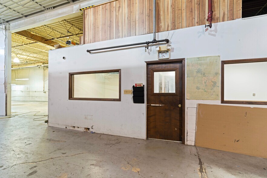 More Photos Of 15 S Worthington St, Youngstown Warehouse For Sale