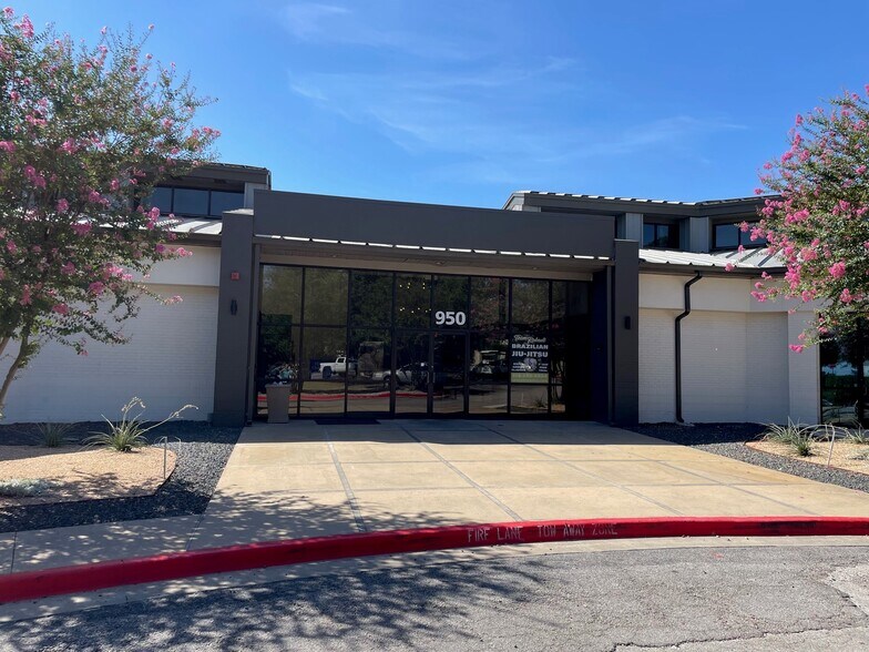 More Photos Of 950 W University Ave, Georgetown Unknown For Lease
