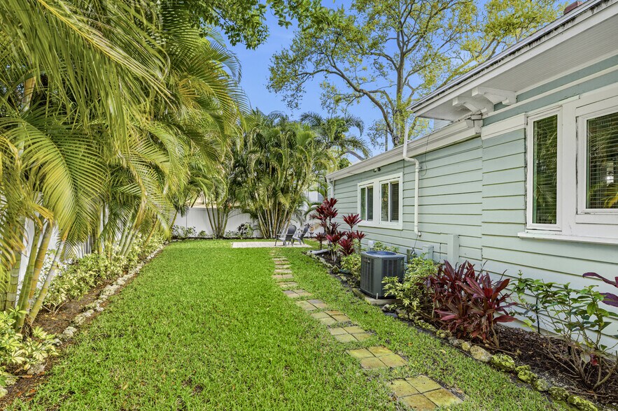 More Photos Of 1322 3rd Ave W, Bradenton Office Residential For Sale