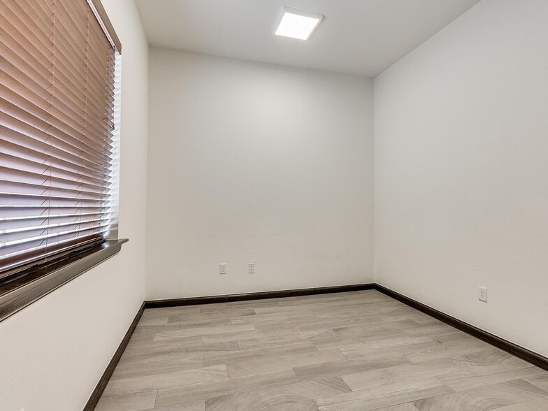 More Photos Of 15201 Crown at Lone Oak Rd, Edmond Unknown For Lease