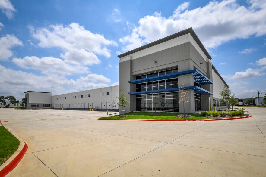 More Photos Of 901 E Avenue K, Grand Prairie Unknown For Lease