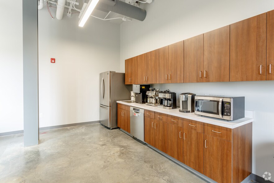 More Photos Of 393 Nichol Mill Ln, Franklin Office For Lease