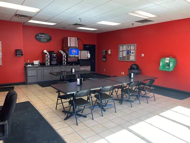 More Photos Of 2703 W 9th St, Marion Industrial For Lease