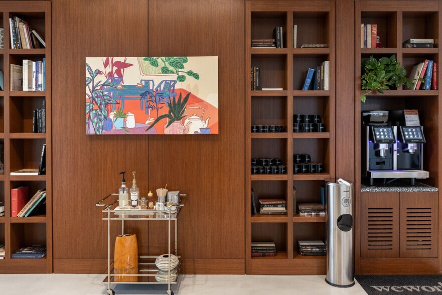 More Photos Of 1 S Dearborn St, Chicago Coworking Space