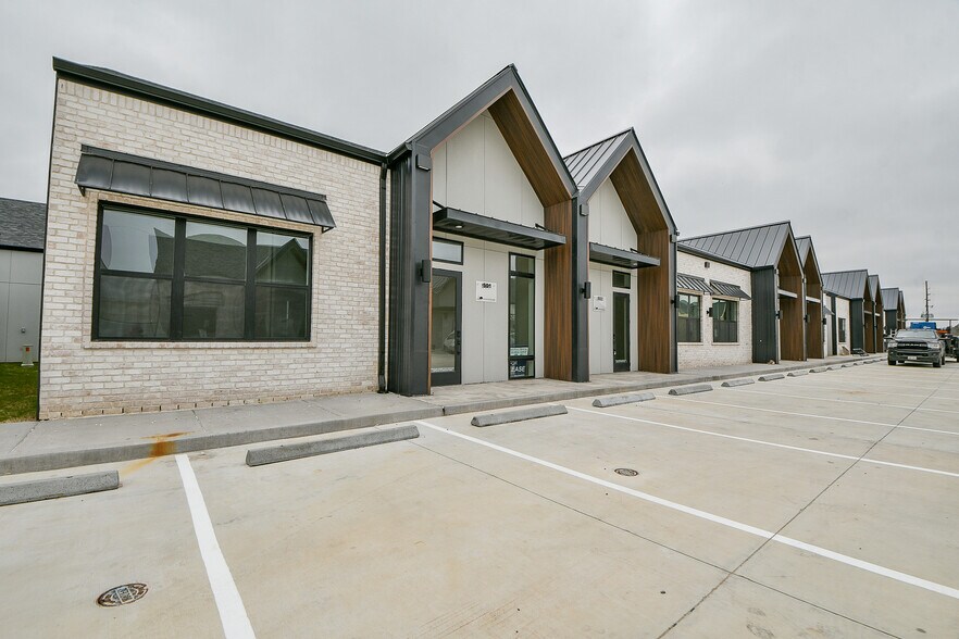 More Photos Of 1325 Main St, Katy Office For Lease