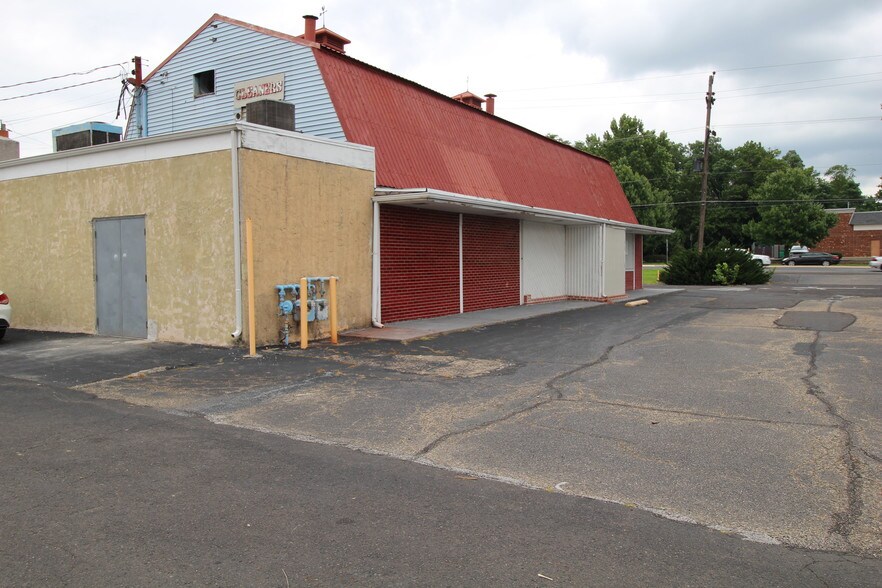 More Photos Of 905 W Trenton Ave, Morrisville Freestanding For Lease