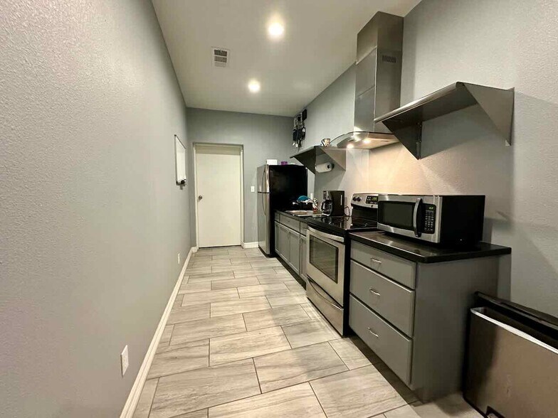 More Photos Of 8351 Bryant Dr, Silsbee Warehouse For Sale