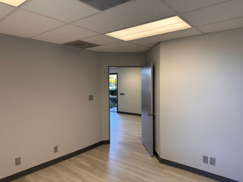 More Photos Of 4550 Kearny Villa Rd, San Diego Office For Sale