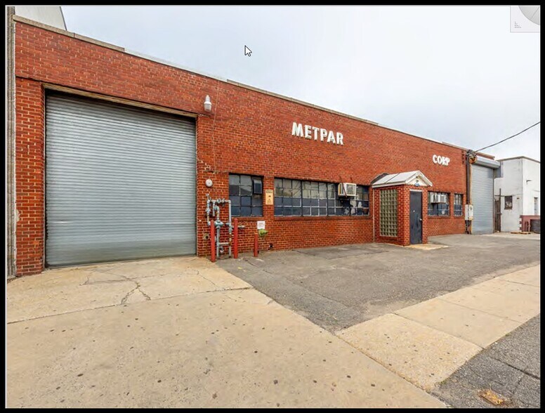 More Photos Of 95 State St, Westbury Manufacturing For Lease