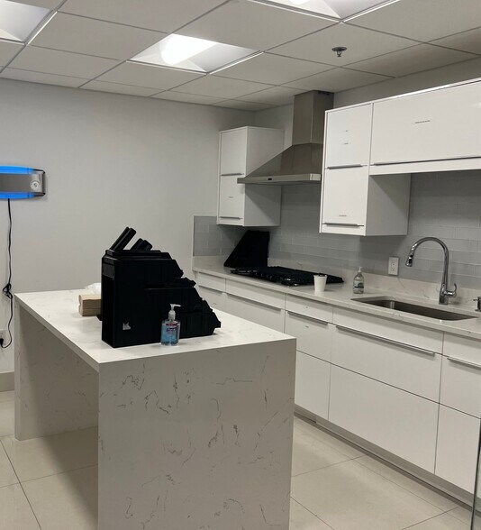 More Photos Of 150 Van Brunt St, Englewood Manufacturing For Lease