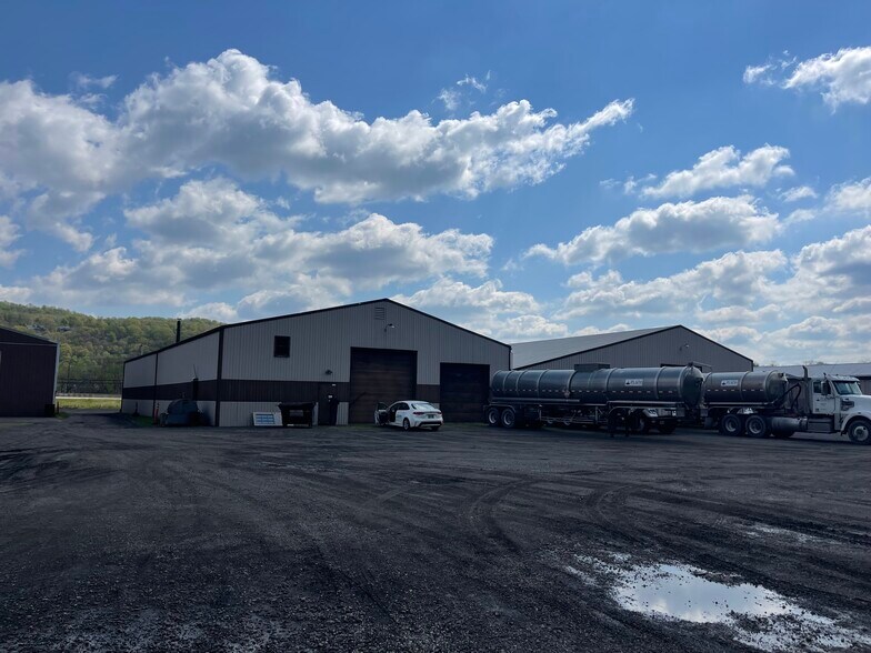 More Photos Of 125 Stewart St, Empire Distribution For Lease