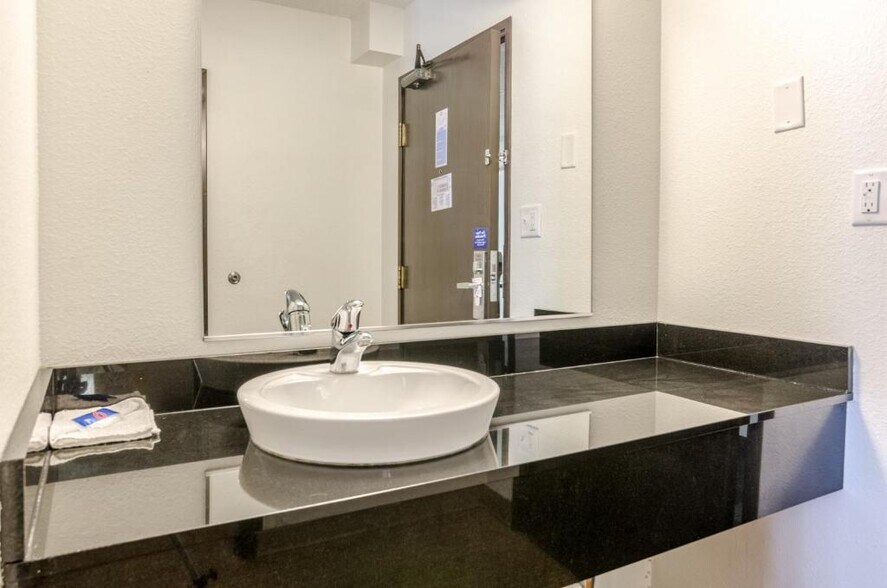 More Photos Of 4817 S Lincoln Ave, York Hotel For Sale