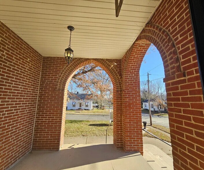 More Photos Of 401 N Vine St, Sparta Specialty For Sale