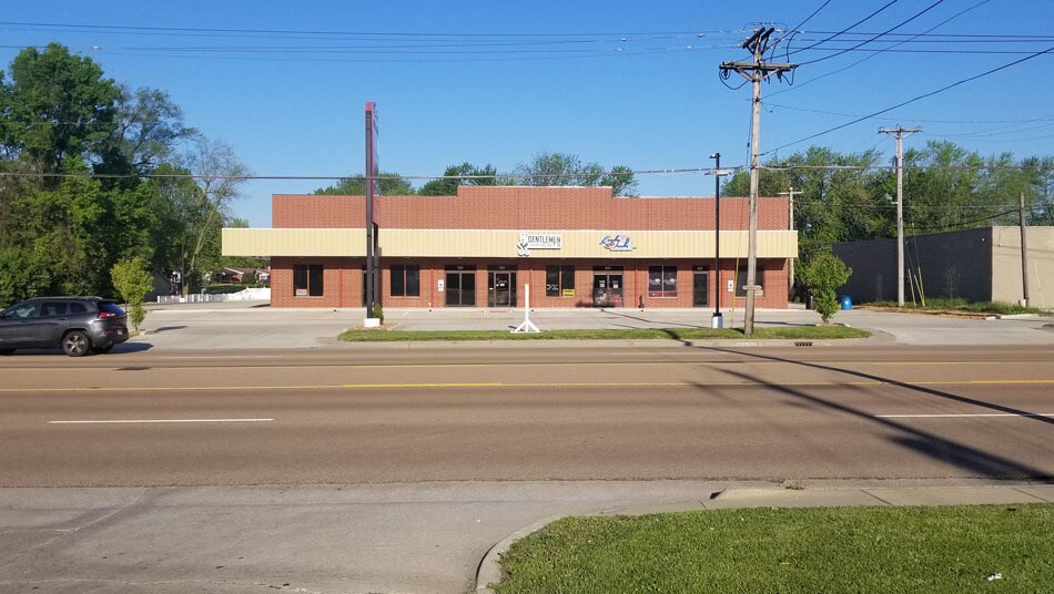 More Photos Of 5317-5327 N Illinois St, Fairview Heights General Retail For Lease