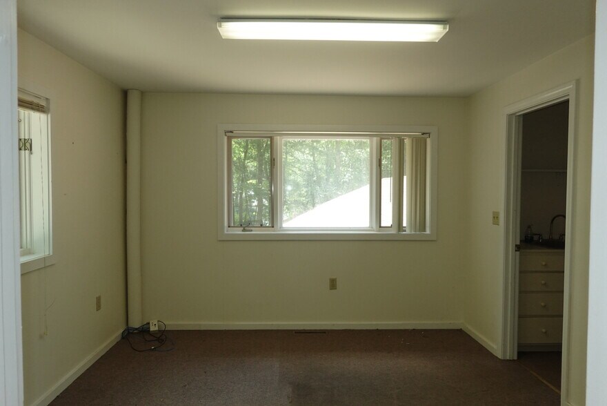 More Photos Of 1 Young Ln, Newmarket Flex For Sale