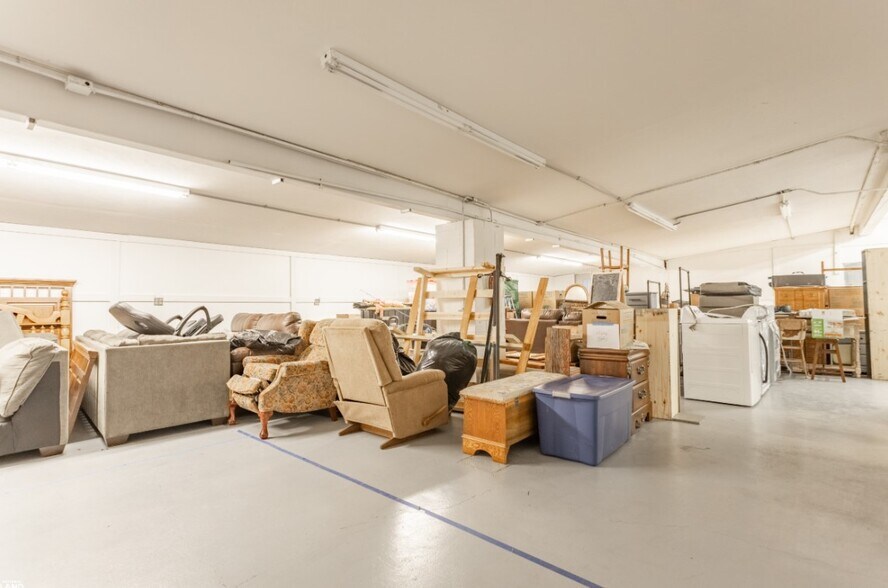 More Photos Of 219 & 303 W Chase st, Springfield Light Distribution For Sale