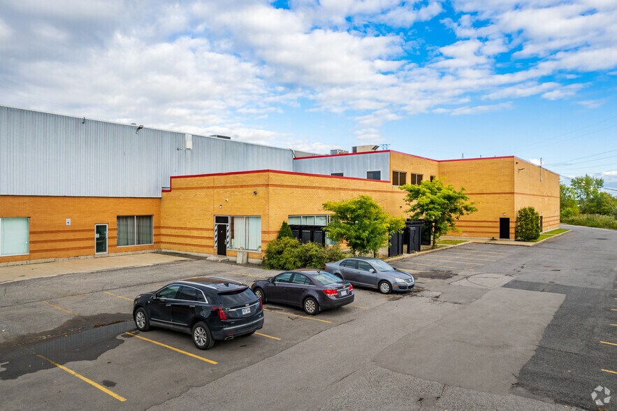 More Photos Of 20 Boul de Mortagne, Boucherville General Retail For Lease