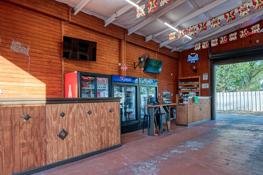 More Photos Of 607 W Gibbs St, Del Rio General Retail For Sale