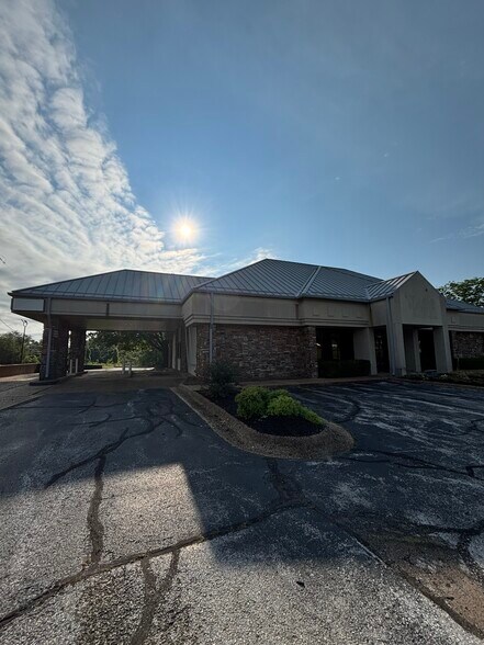 More Photos Of 307 N Walton Blvd, Bentonville Bank For Lease