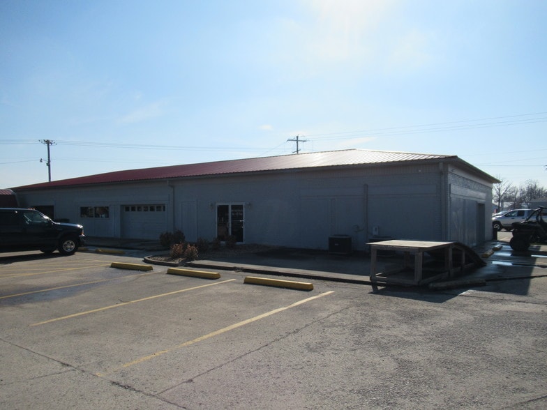 More Photos Of 6173 Bayer Cir, Carterville Auto Dealership For Sale