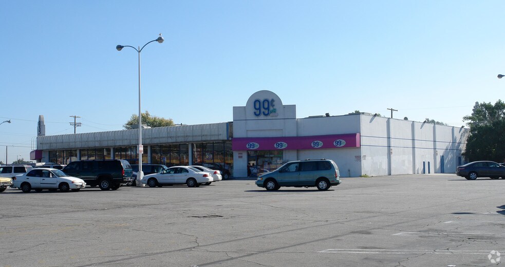 More Photos Of 8625 Woodman Ave, Arleta Supermarket For Lease