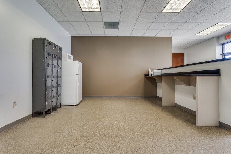 More Photos Of 1910 Pendleton Dr, Garland Flex For Lease