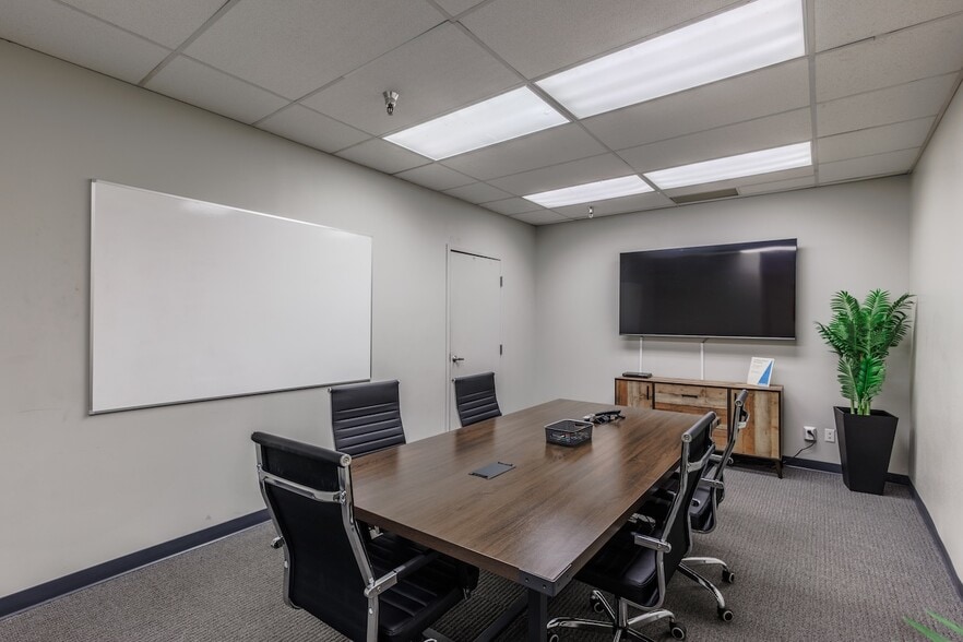 More Photos Of 11410-11420 Mathis Ave, Farmers Branch Distribution For Lease