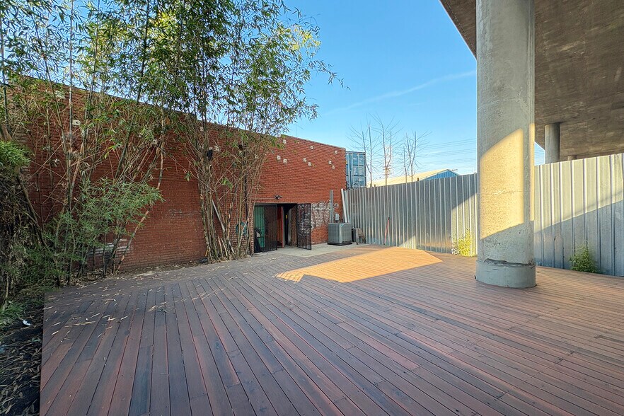 More Photos Of 2448 E 8th St, Los Angeles Warehouse For Lease
