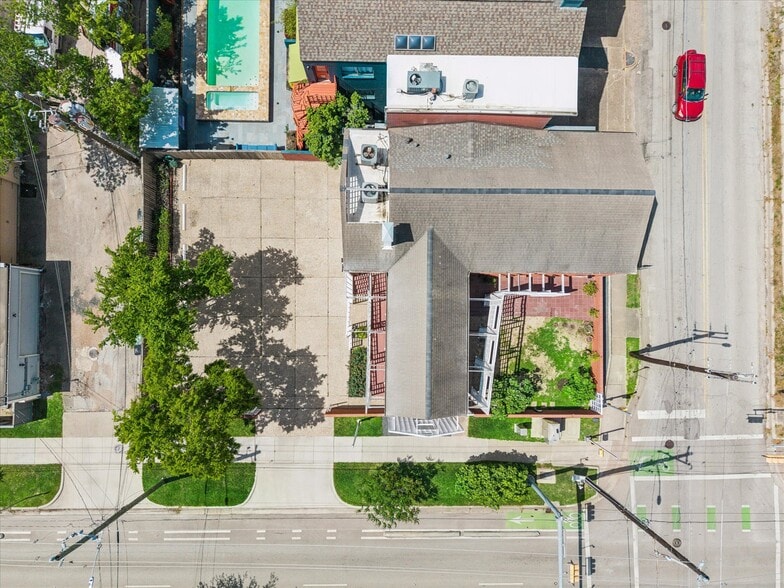 More Photos Of 2402 Commonwealth St, Houston Office For Sale