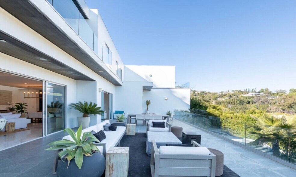 More Photos Of 12148 Travis St, Los Angeles Healthcare For Lease