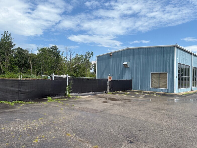 More Photos Of 5522 W Jefferson Ave, Trenton Showroom For Lease