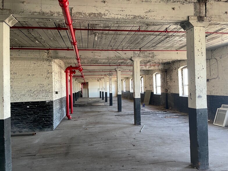 More Photos Of 1929 W 43rd St, Chicago Warehouse For Sale
