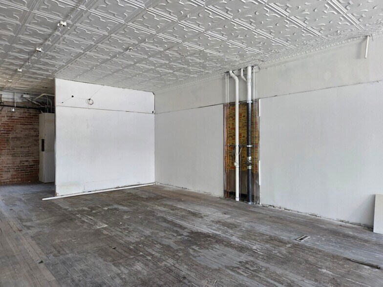 More Photos Of 2218 College St, Cedar Falls Storefront For Lease