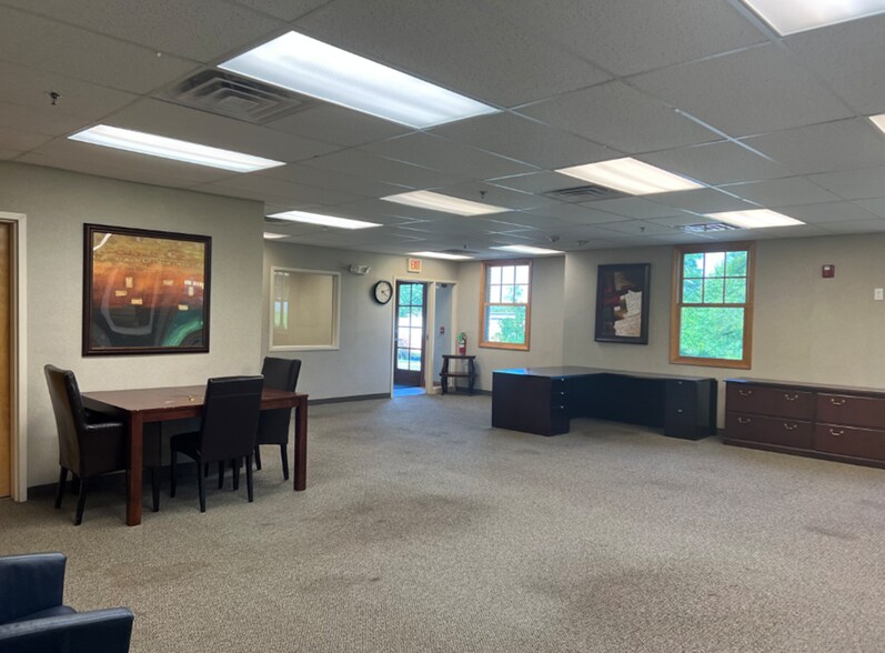 More Photos Of 770 Beacon St, West Dundee Medical For Sale