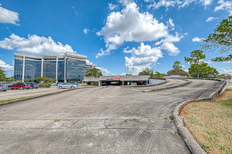 More Photos Of 6100 Corporate Dr, Houston Office For Sale